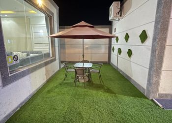 شاليه بمسطح اخضر وجلسة خارجية 