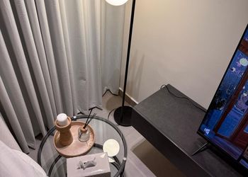 استديو بأثاث مريح وبسيط 