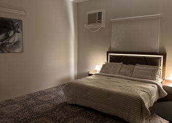 استديو بأثاث مريح وبسيط 