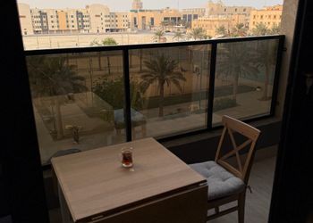 شقة بغرفتين نوم وصالة مريحة 