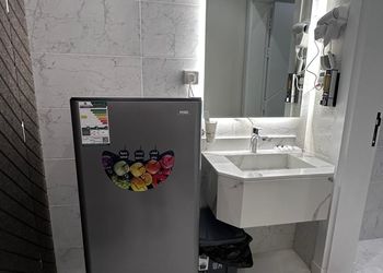 استديو بأثاث مريح وبسيط
