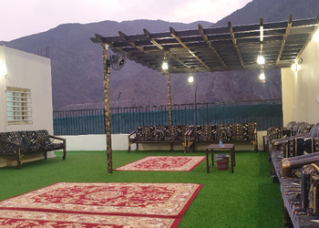 استراحة بجلسة خارجية وغرفة طعام