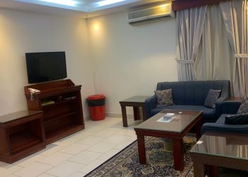 شقة بغرفة معيشة وغرفة نوم 