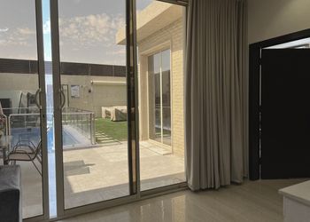 شاليه بمسبح و مسطح اخضر 
