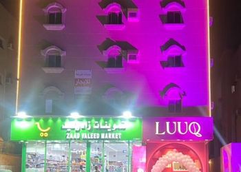 غرفة بأثاث بسيط ومريح
