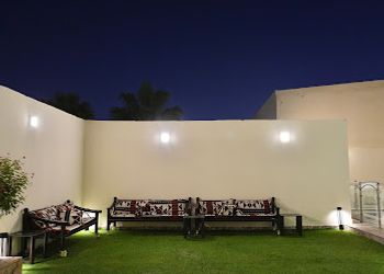 شاليه بمسطح اخضر ومسبح