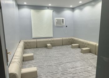 شاليه بجلسة خارجية ومجالس واسعة