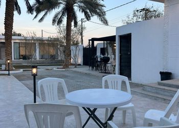 استراحة بمسبح خارجي وجلسة خارجية