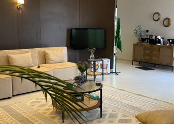 مزرعة بمسطحات خضراء وجلسة خارجية