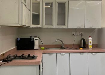 شاليه بجلسة تطل على مسبح خارجي 