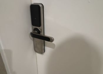 شقة بغرفة معيشة وغرفة نوم 