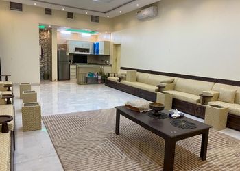 استراحة بمجلس واسع ومسطح اخضر 