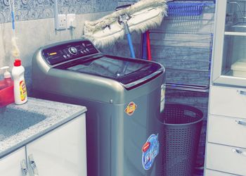 شقة بغرفة معيشة وغرفة نوم 
