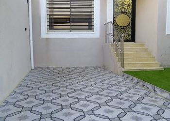 شاليه بغرفة جلوس ومسبح داخلي 