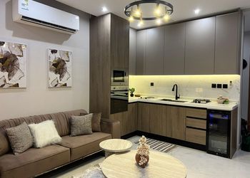 شقة بصالة أنيقة وتصميم مودرن 
