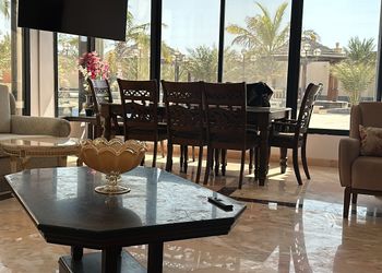 استراحة بمسطح اخضر و مسبح خارجي