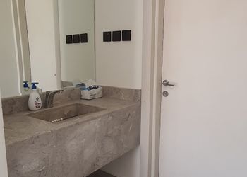 شاليه بمسطح اخضر ومسبح 