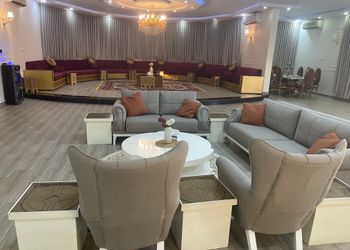 شاليه بجلسة خارجية ومسطح اخضر