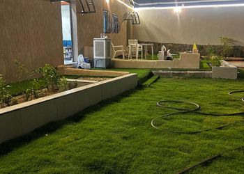 استراحة بمسطح اخضروجلسة خارجية 