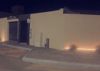 شاليه بمجلس وفناء خارجي 