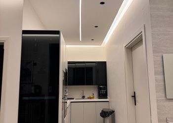 شاليه بجلسة تطل على مسبح خارجي 