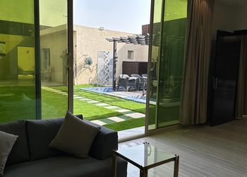 شاليه بمسبح ومسطح اخضر