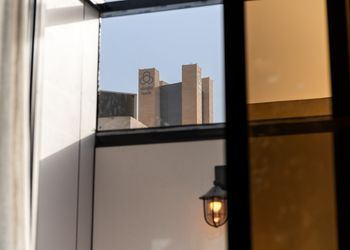 استديو بألوان مريحة وأثاث راقي