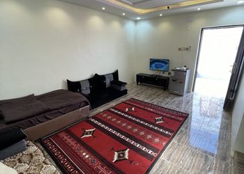 غرفة بأثاث مريح وبسيط 