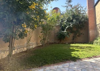 شاليه بجلسة خارجية ومطبخ