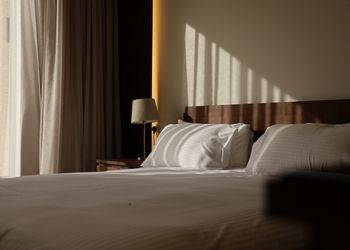 شاليه بمسطح اخضر وجلسة خارجية 