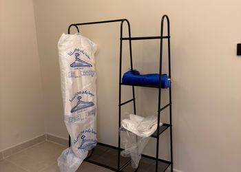 شقة بغرفة معيشة وغرفة نوم