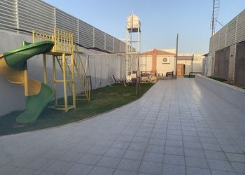 استراحة بجلسة خارجية ومسبح داخلي