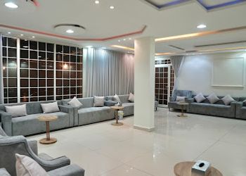 شاليه بمسطح اخضر ومسبح