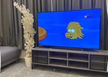 شاليه بجلسة خارجية ومسطح اخضر