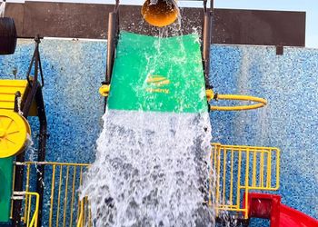 شاليه بألعاب مائية وجلسة خارجية 