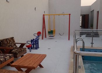 شاليه بجلسة خارجية ومسطح اخضر