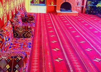 شاليه بجلسة تطل على مسبح خارجي 