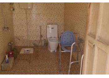 مزرعة بمسطحات خضراء وبيت شعر 
