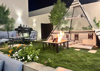 شاليه بجلسة تطل على مسبح خارجي 