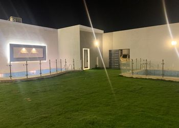 شاليه بمسطح اخضر وجلسة خارجية 