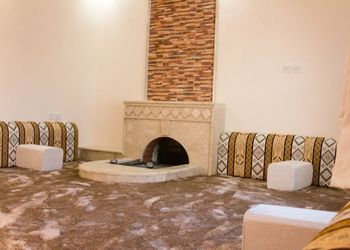 استراحة بمسطح اخضر ومسبح بألعاب مائيه 