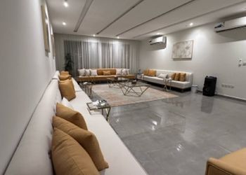 شاليه بجلسة خارجية وألعاب أطفال 