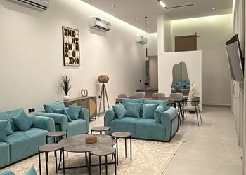 شاليه بجلسة تطل على مسبح خارجي 