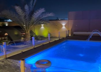 شاليه بمسبح خارجي ومسطحات خضراء