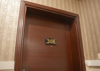 استديو بأثاث مريح وبسيط 