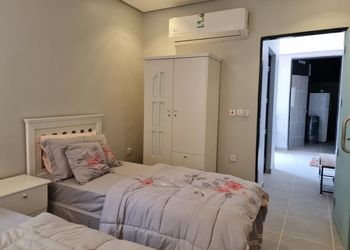مزرعة بمسطحات خضراء وجلسة خارجية