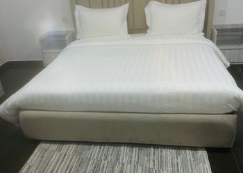 استديو بأثاث مريح وبسيط 