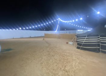 استراحة بجلسات خارجية ومساحات واسعة