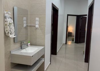 شقة بغرفة معيشة وغرفتين نوم 