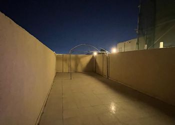 استديو بسرير ماستر وجلسة جانبية